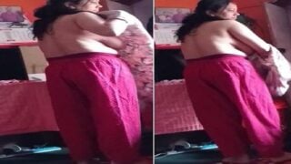 Chudasi mature Tamil wife ki big boobs show dress change