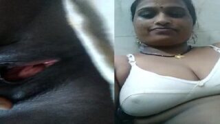 Mallu bhabhi ki wet black pussy show bra panty me