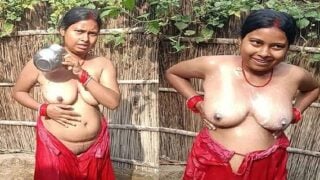 Dehati bhabhi boobs show outdoor nude bath par