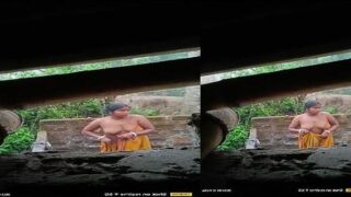 Dehati padosan bhabhi ki outdoor nude bath