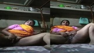 Village aunty ki pussy fingering solo sex