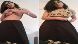 Horny desi girl big boobs dikhayi strip tease karke