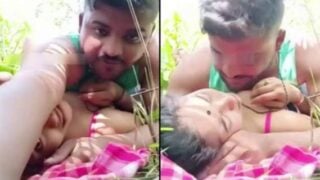 Bhabhi ki chudai khet me karta hai devar khule me le jakar